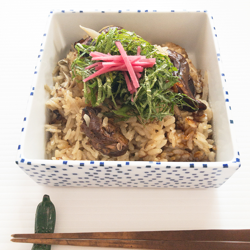 【金の牡蠣と醤油麹で旨味広がる炊き込みごはん】
金の牡蠣を使って炊き込みご飯にしてみました。
銀の牡蠣は、パッケージの紹介を参考にそのままお酒の肴に。